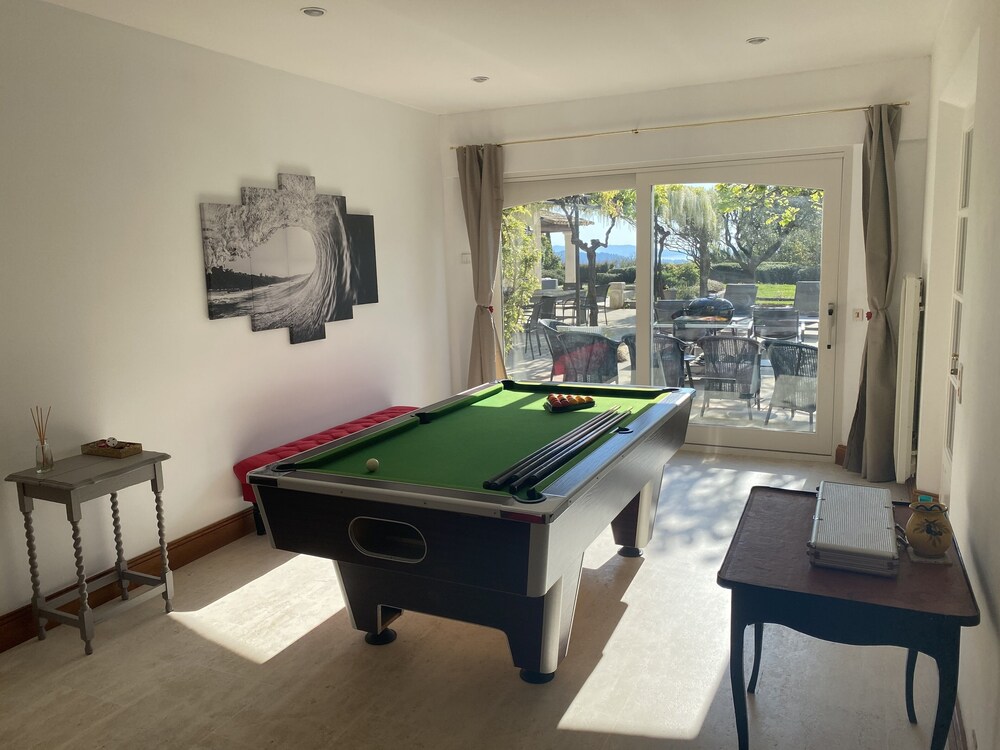 Villa and garden with sea view and bay of Cannes in the quiet Esterel