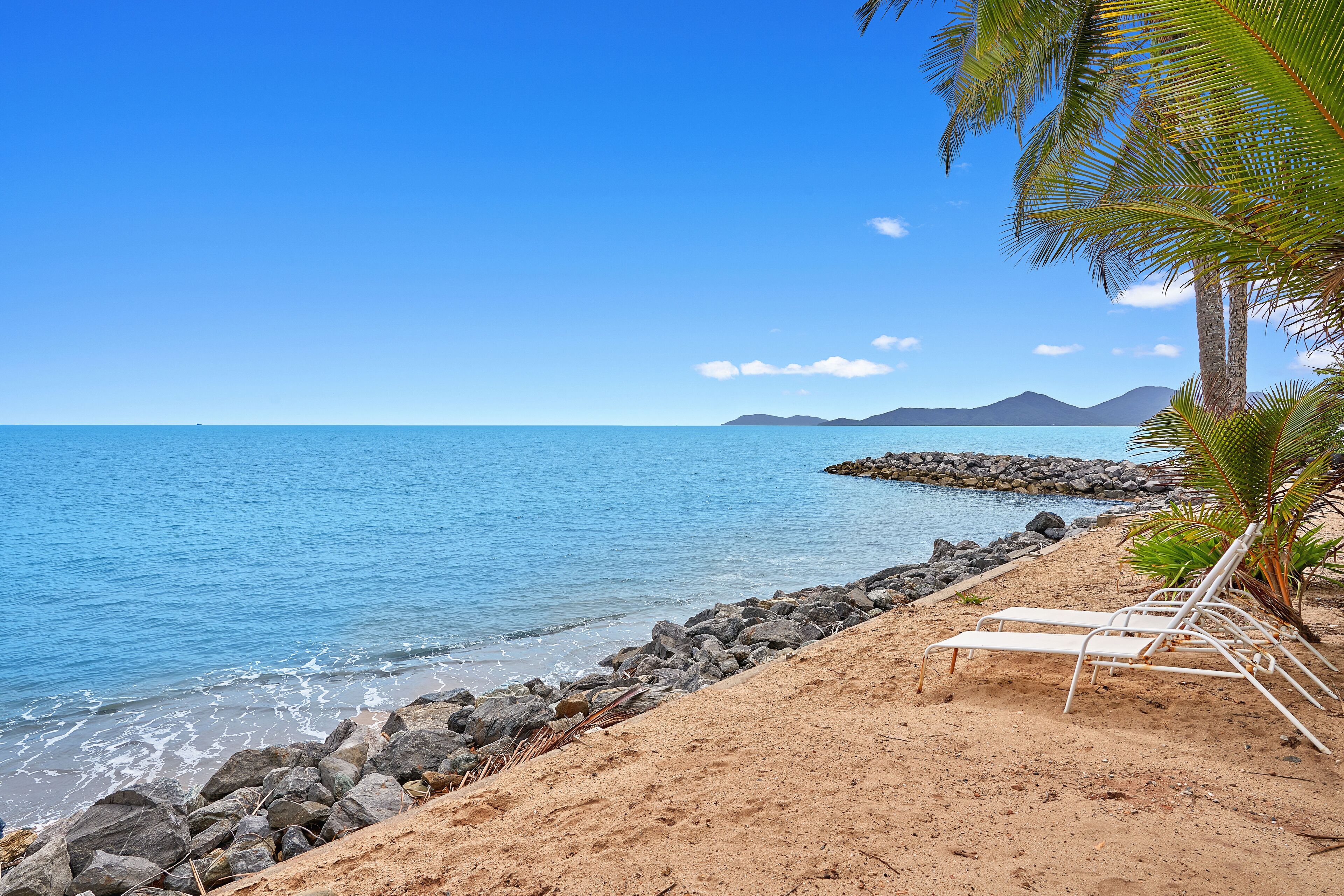 4 Bedroom Beach House With Fabulous Ocean Views at Holloways Beach, Cairns