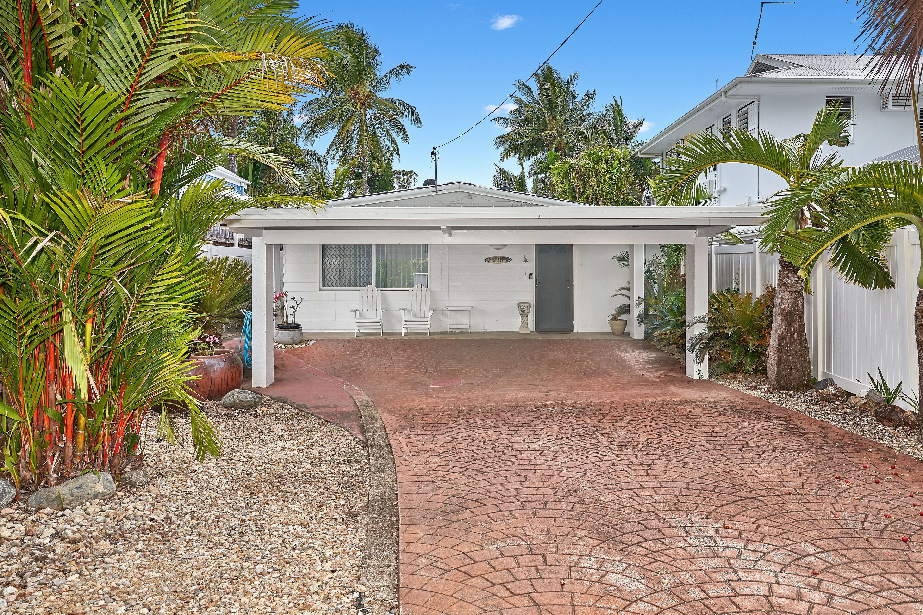 4 Bedroom Beach House With Fabulous Ocean Views at Holloways Beach, Cairns
