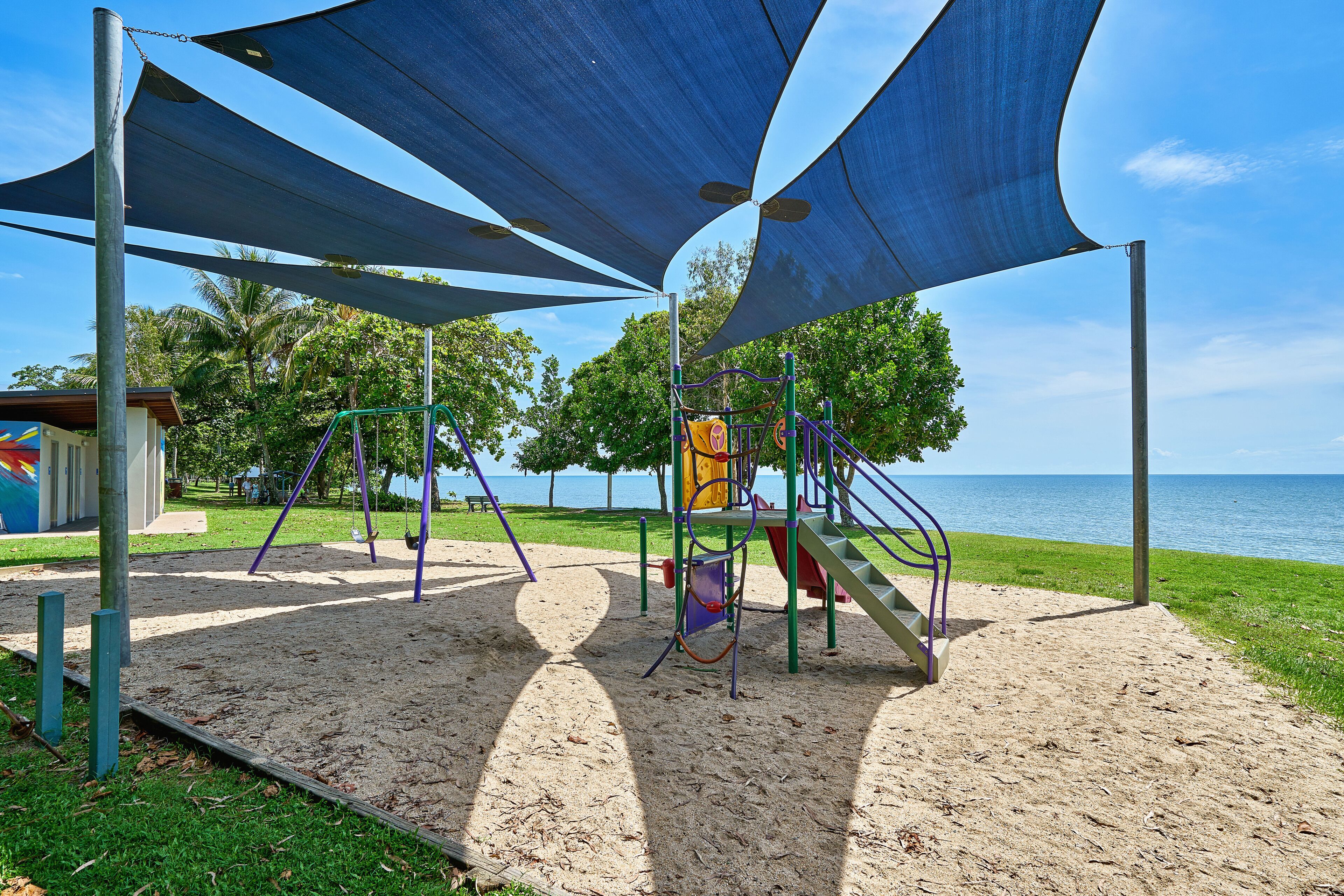 4 Bedroom Beach House With Fabulous Ocean Views at Holloways Beach, Cairns