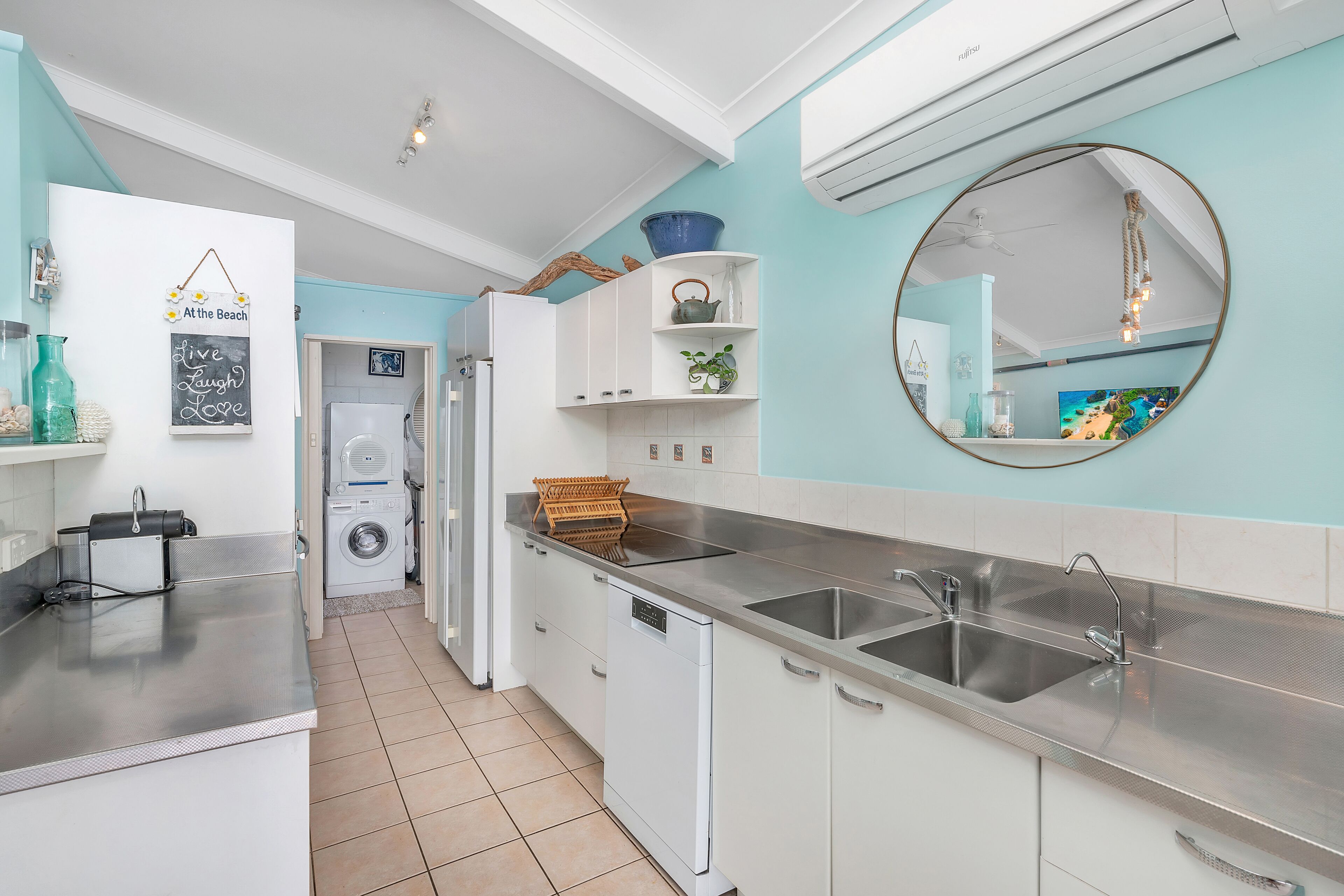 4 Bedroom Beach House With Fabulous Ocean Views at Holloways Beach, Cairns