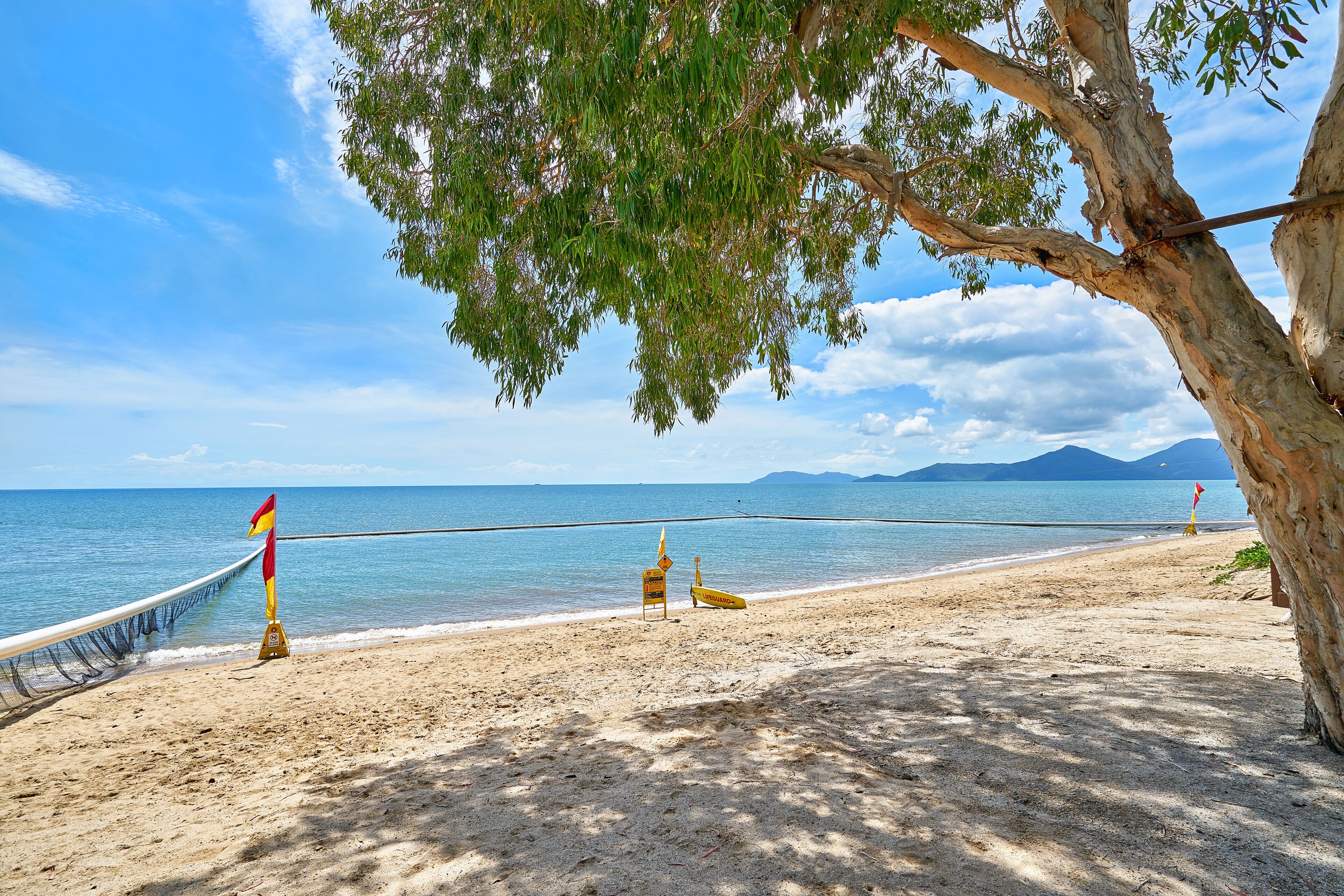 4 Bedroom Beach House With Fabulous Ocean Views at Holloways Beach, Cairns
