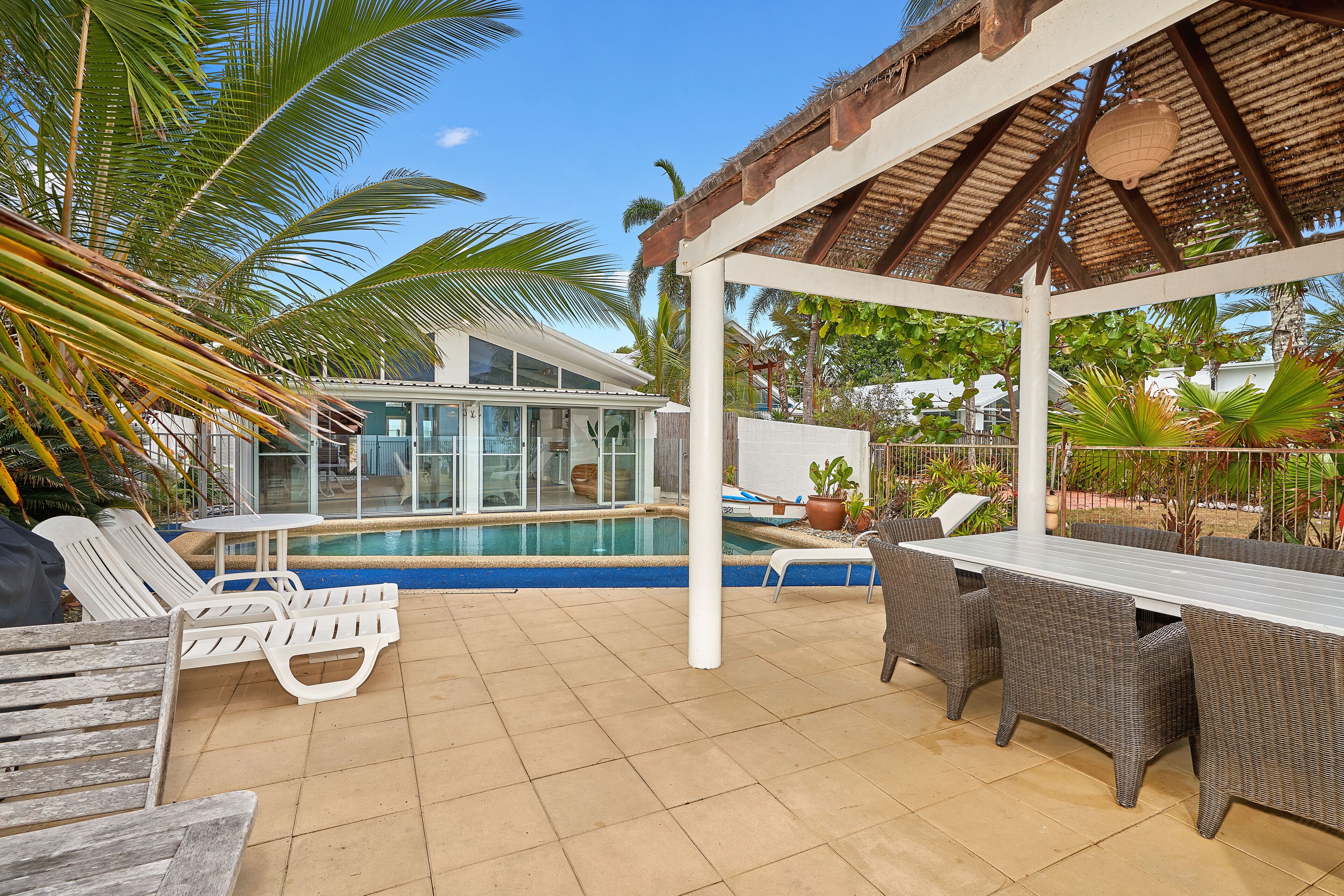 4 Bedroom Beach House With Fabulous Ocean Views at Holloways Beach, Cairns