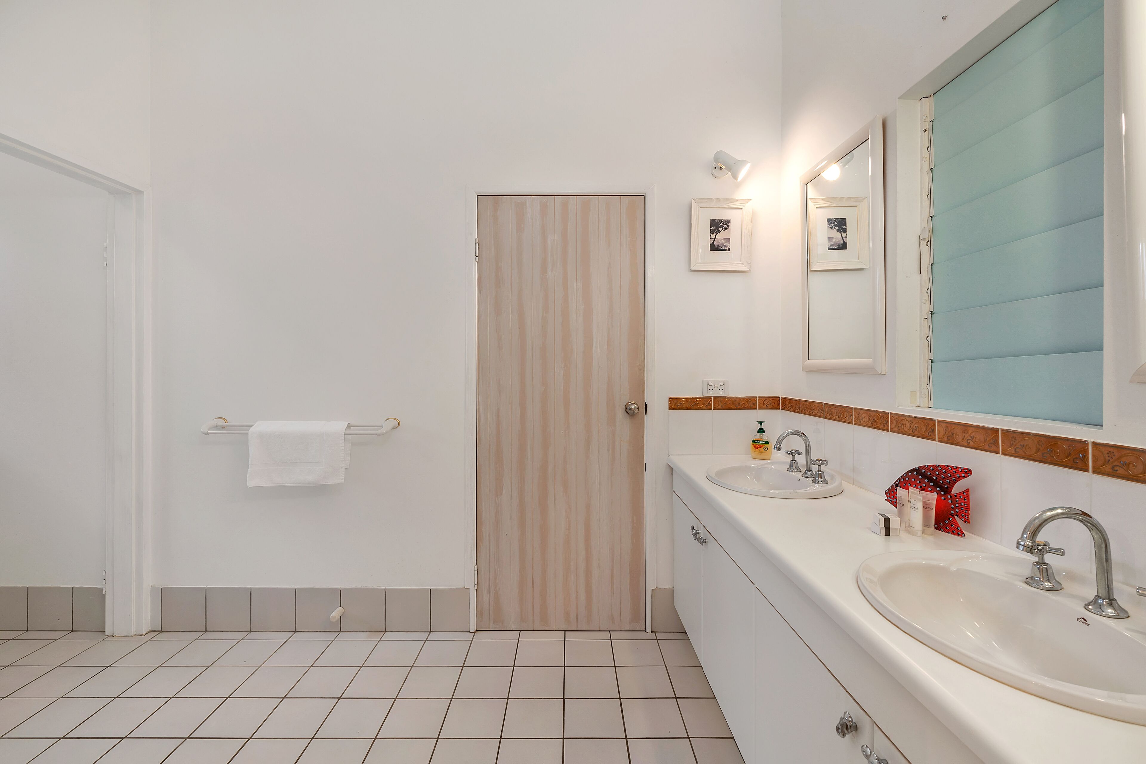 4 Bedroom Beach House With Fabulous Ocean Views at Holloways Beach, Cairns