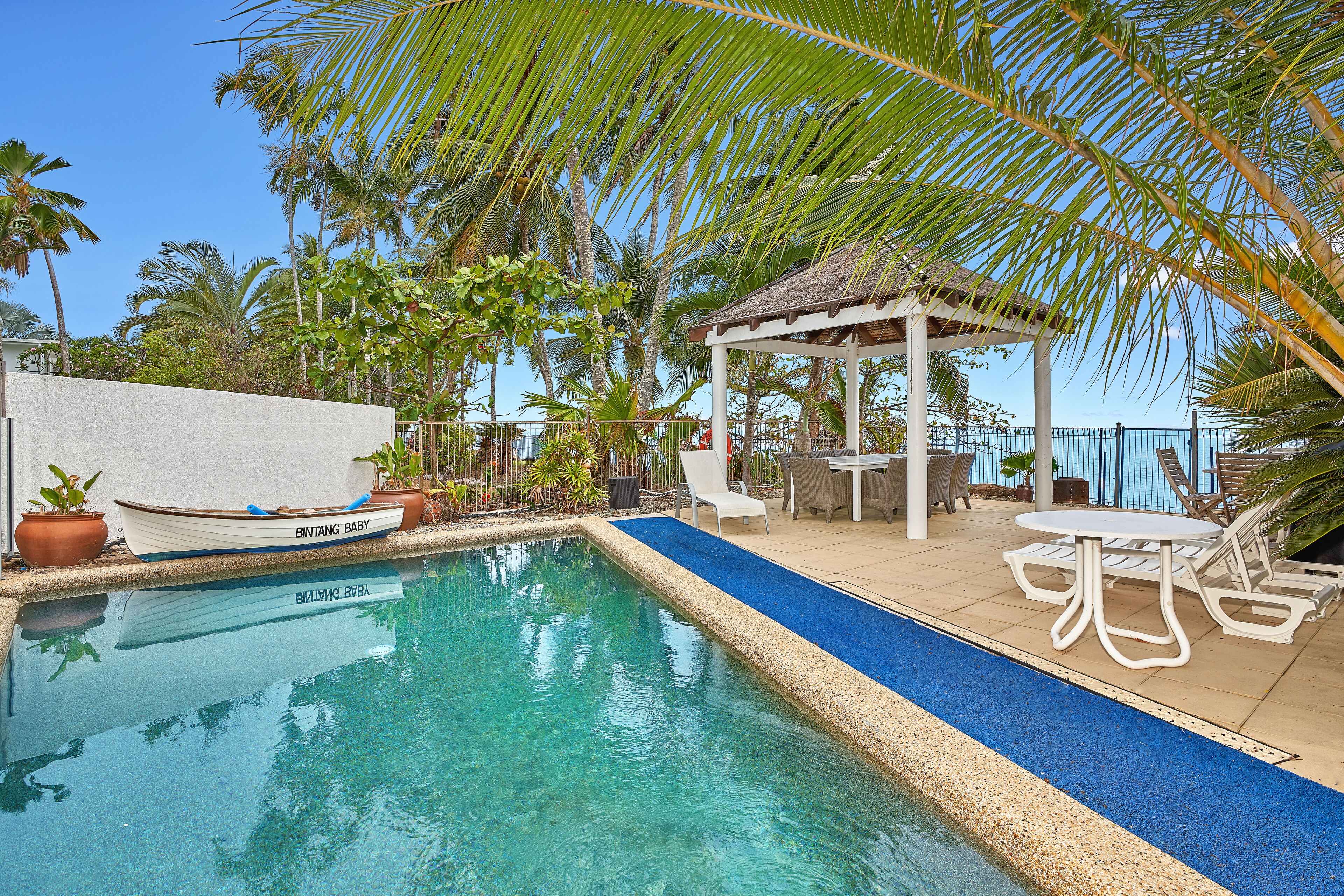 4 Bedroom Beach House With Fabulous Ocean Views at Holloways Beach, Cairns