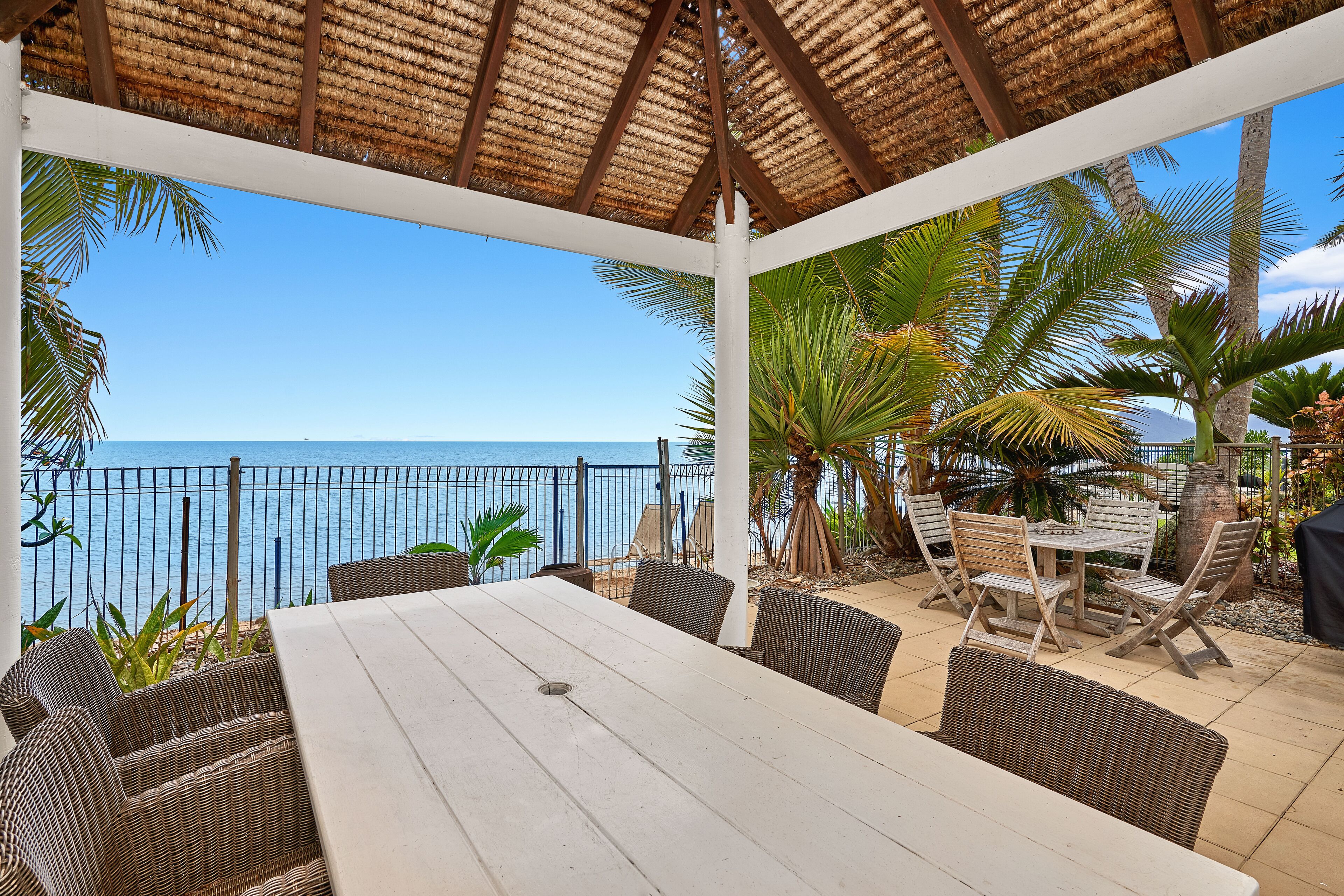 4 Bedroom Beach House With Fabulous Ocean Views at Holloways Beach, Cairns