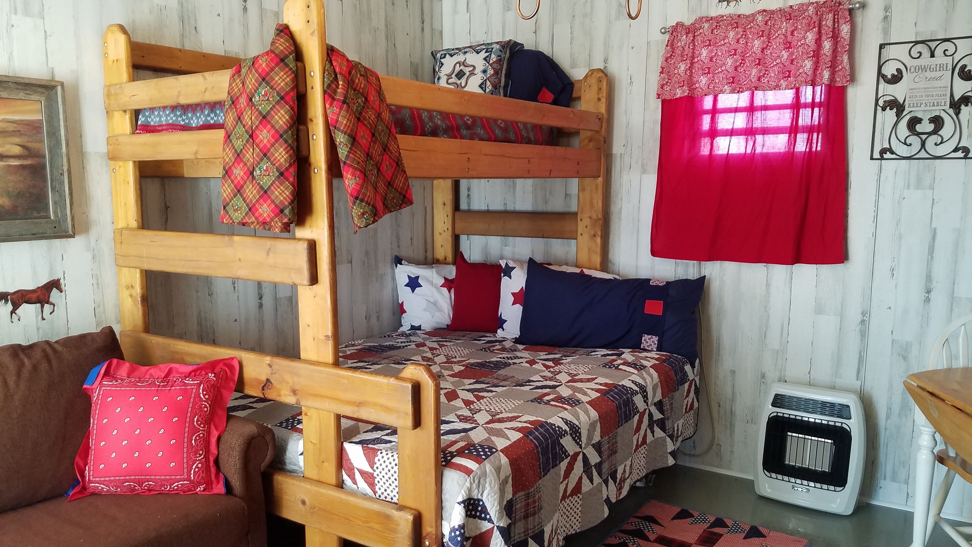 Cozy studio pet friendly cabin- private lake - fishing & swim - Cowgirl Cabin in Antlers, United States