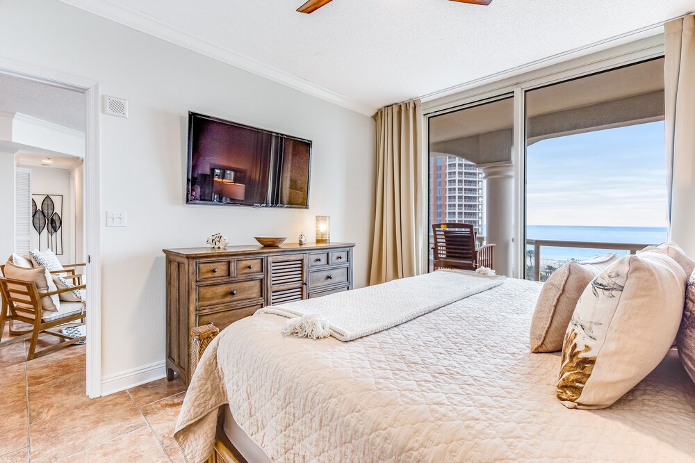 Direct ocean views on 9th floor with brand new furnishings, WiFi, AC!