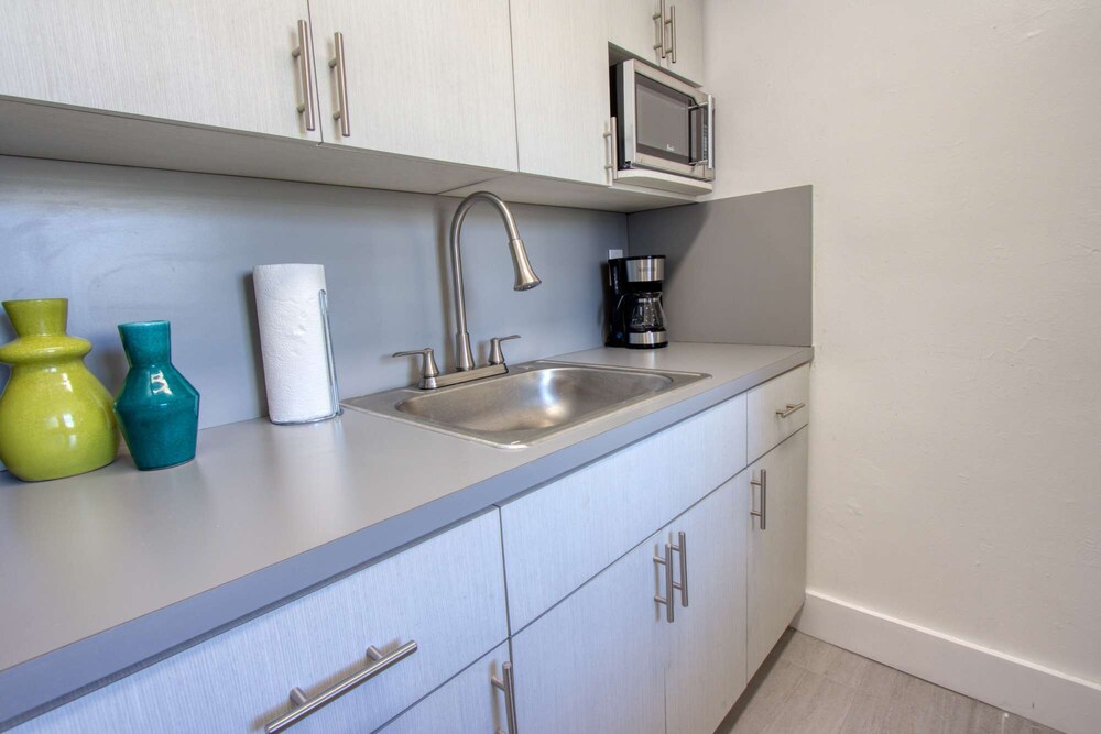 Amazing Renovated One Bedroom w/Free Parking and Pool with Balcony  / No Cleaning Fee