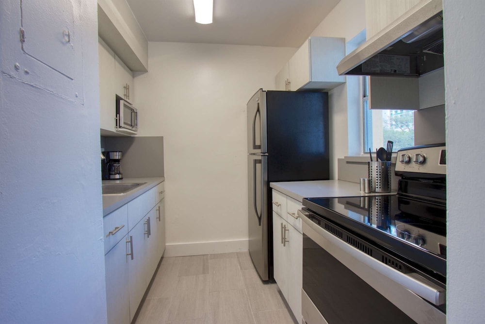 Amazing Renovated One Bedroom w/Free Parking and Pool with Balcony  / No Cleaning Fee