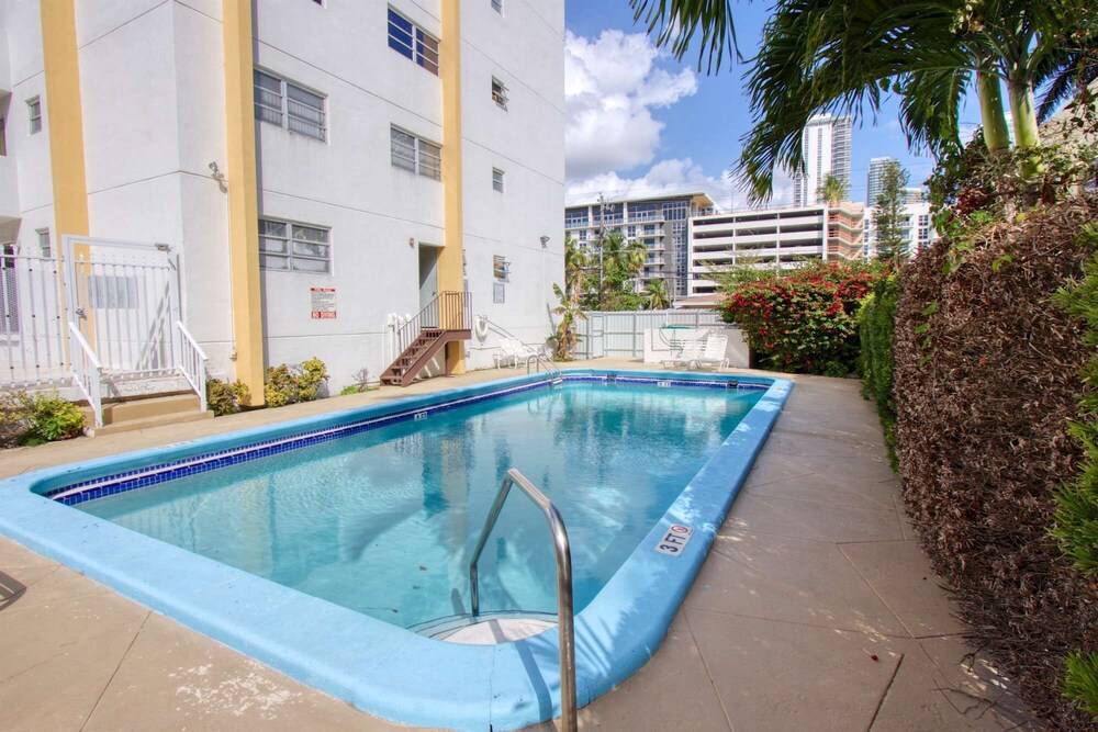 Amazing Renovated One Bedroom w/Free Parking and Pool with Balcony  / No Cleaning Fee