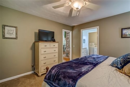 LIL' SOMETHING SPECIAL - 3 Bed 3 Bath, Gentle Lot, Great Location! in Roanoke, United States