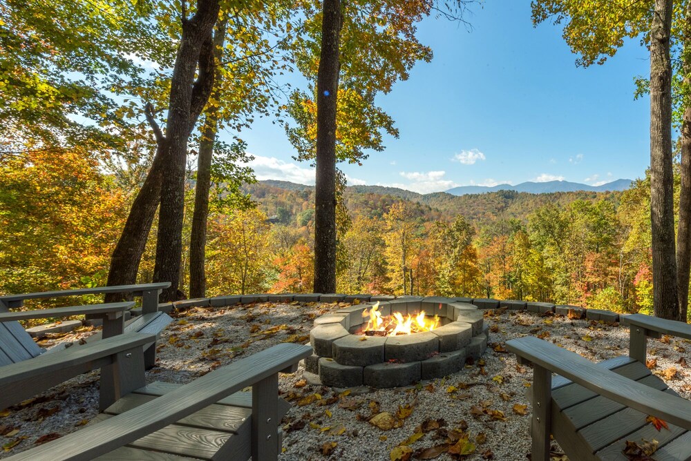 Swiss Pine Lodge!! Hot tub, Mtn Views, Fire-Pit!