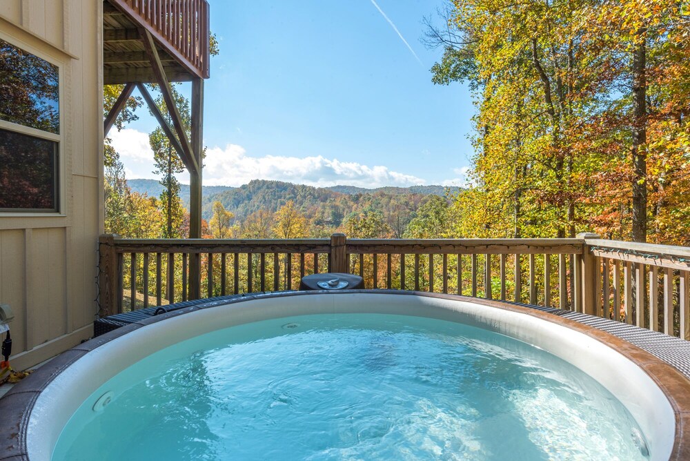 Swiss Pine Lodge!! Hot tub, Mtn Views, Fire-Pit!