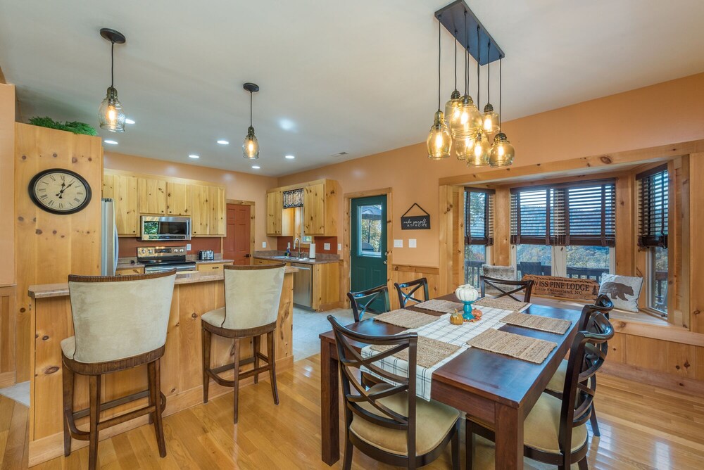 Swiss Pine Lodge!! Hot tub, Mtn Views, Fire-Pit!