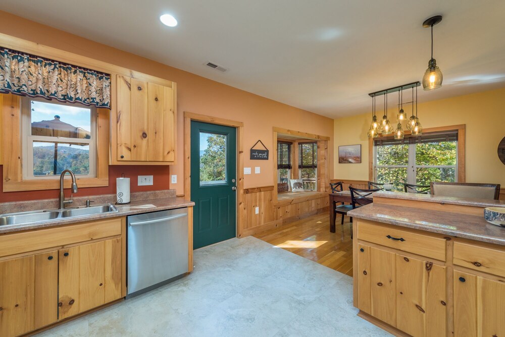 Swiss Pine Lodge!! Hot tub, Mtn Views, Fire-Pit!