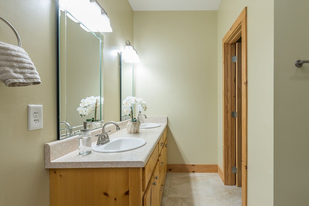 Swiss Pine Lodge!! Hot tub, Mtn Views, Fire-Pit!