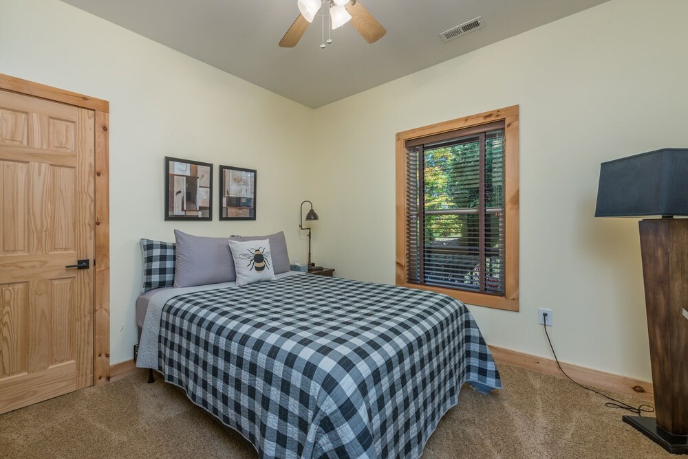 Swiss Pine Lodge!! Hot tub, Mtn Views, Fire-Pit!