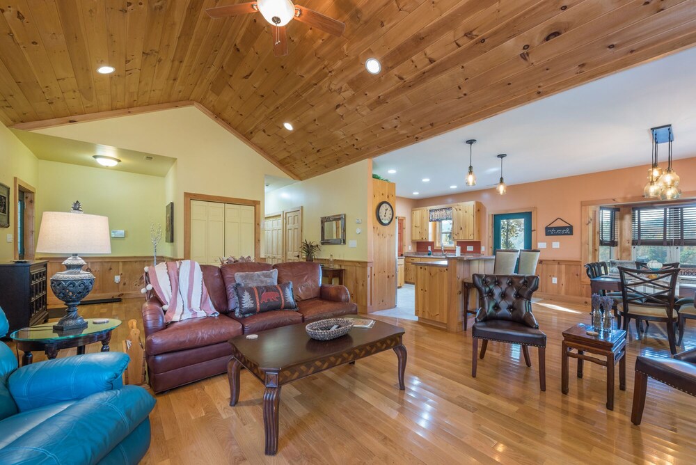 Swiss Pine Lodge!! Hot tub, Mtn Views, Fire-Pit!