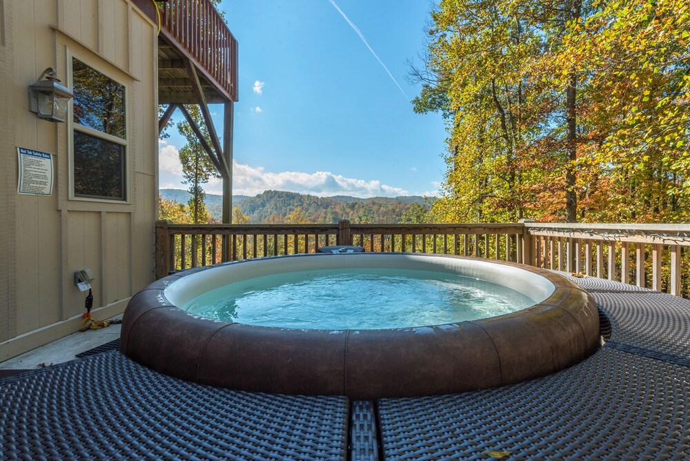 Swiss Pine Lodge!! Hot tub, Mtn Views, Fire-Pit!