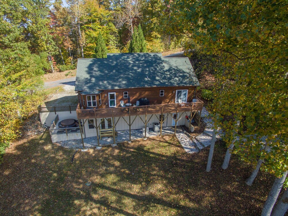Swiss Pine Lodge!! Hot tub, Mtn Views, Fire-Pit!