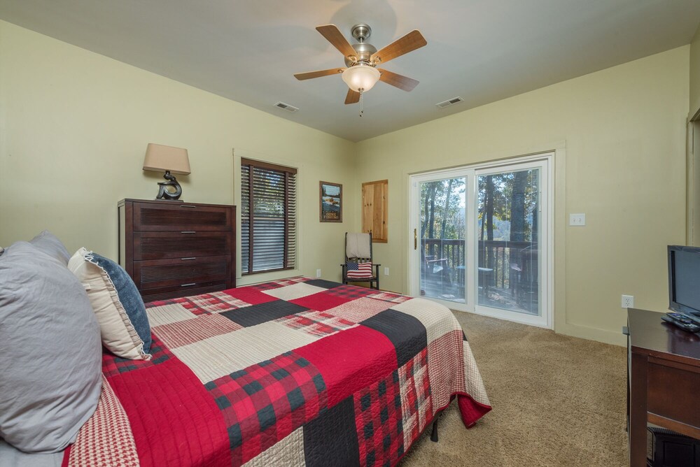 Swiss Pine Lodge!! Hot tub, Mtn Views, Fire-Pit!