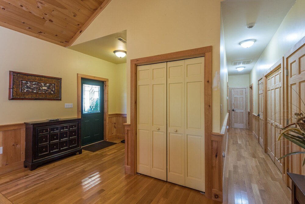 Swiss Pine Lodge!! Hot tub, Mtn Views, Fire-Pit!