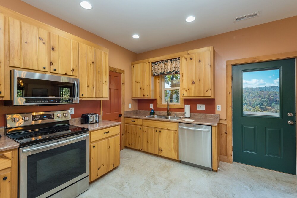 Swiss Pine Lodge!! Hot tub, Mtn Views, Fire-Pit!