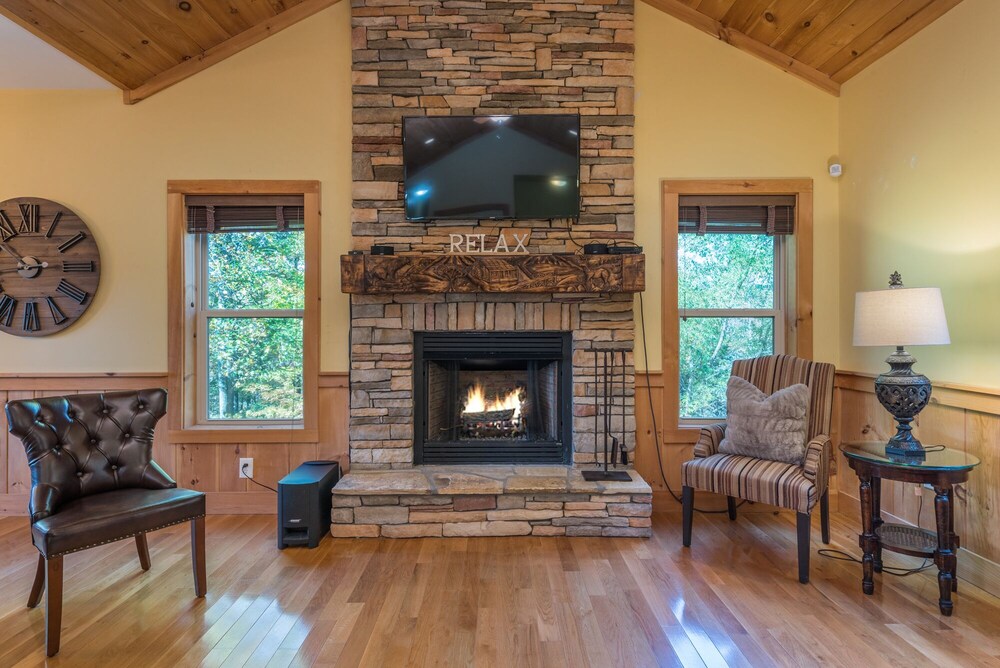 Swiss Pine Lodge!! Hot tub, Mtn Views, Fire-Pit!