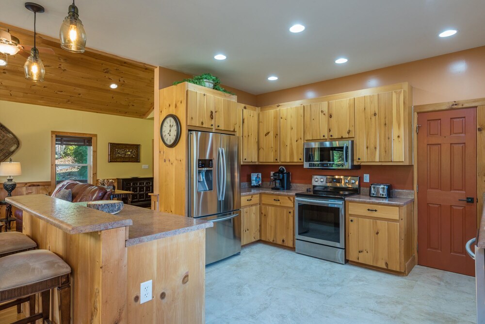 Swiss Pine Lodge!! Hot tub, Mtn Views, Fire-Pit!