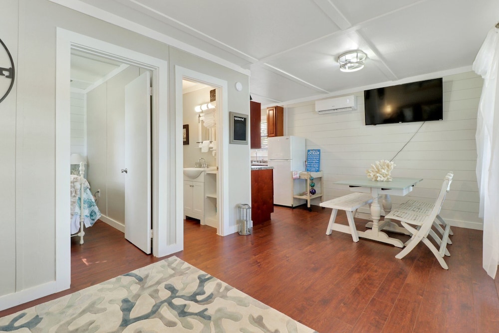 Quaint Cottage on Tidal Creek with Private Dock, minutes to Shellman