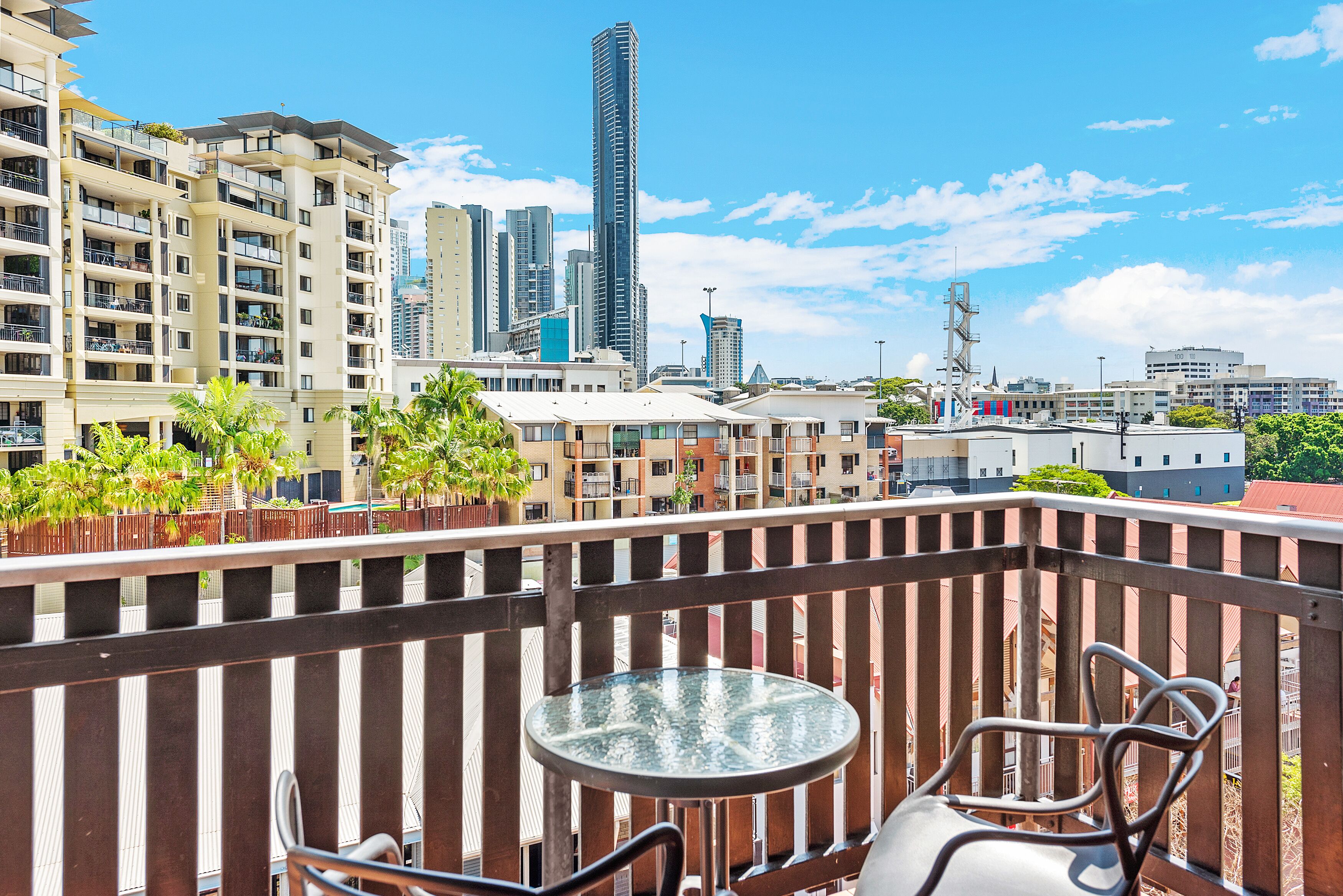 2 Seconds Toeverything! ~ 1 Bed/1 Bath /1 Car CBD Views