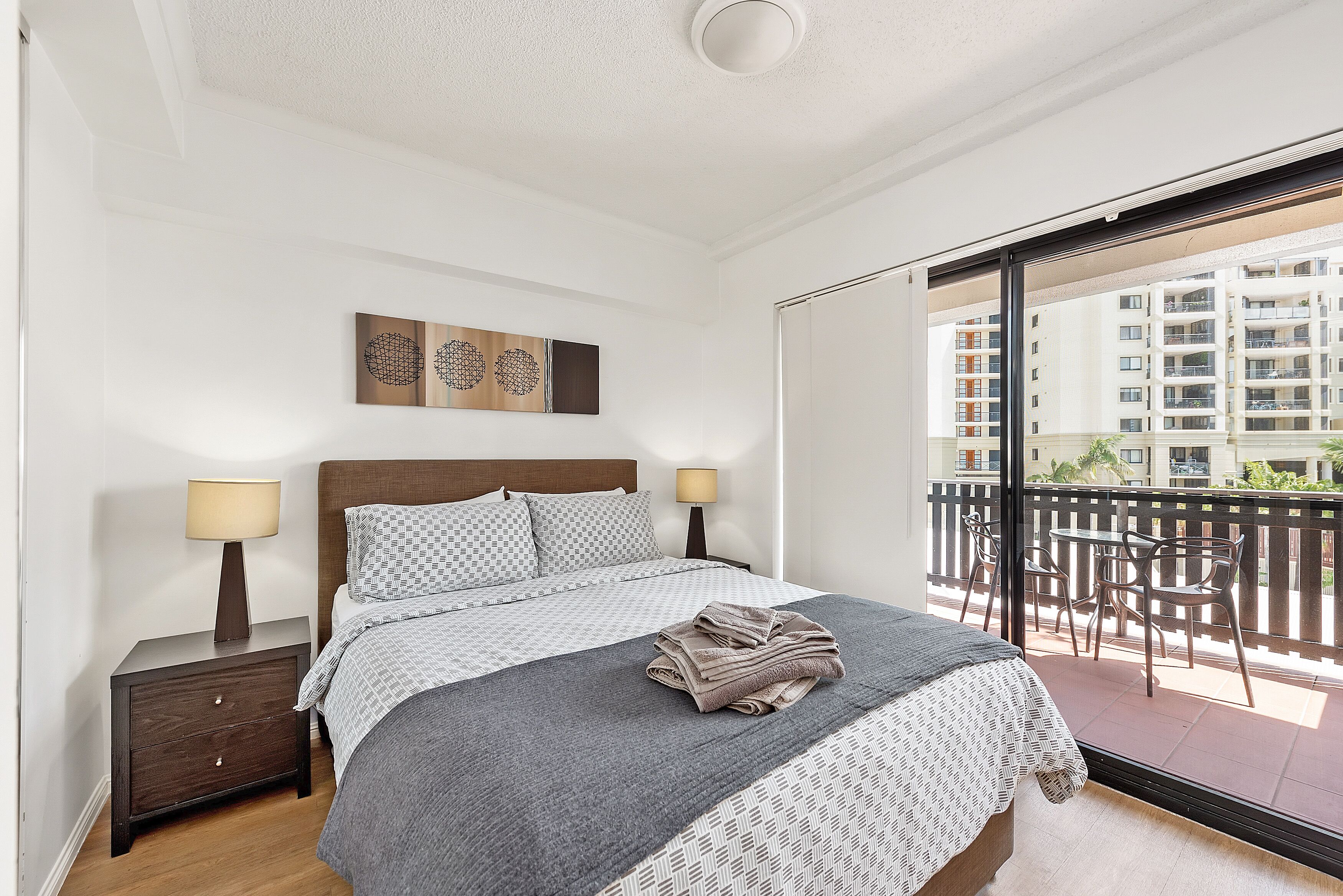 2 Seconds Toeverything! ~ 1 Bed/1 Bath /1 Car CBD Views