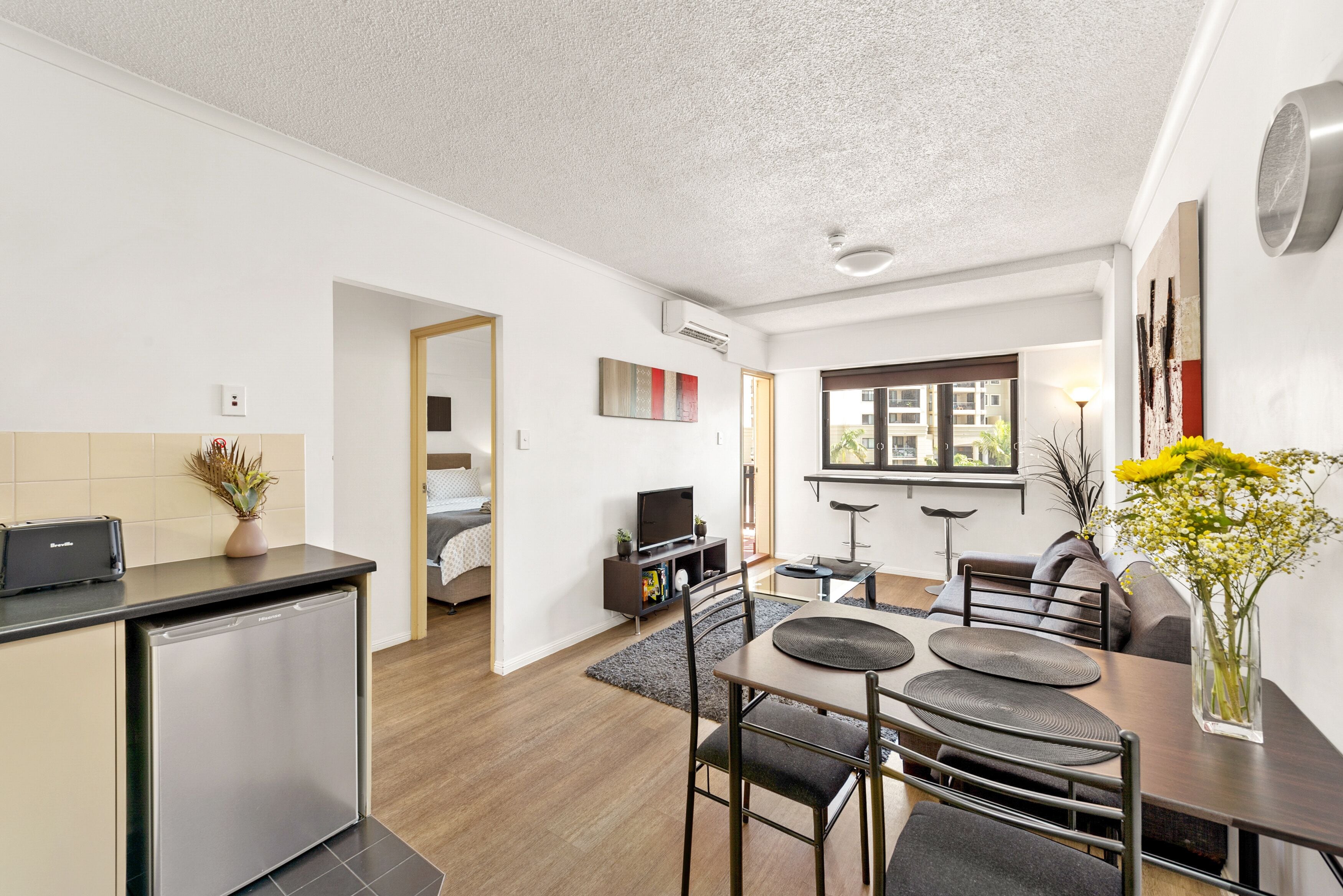 2 Seconds Toeverything! ~ 1 Bed/1 Bath /1 Car CBD Views