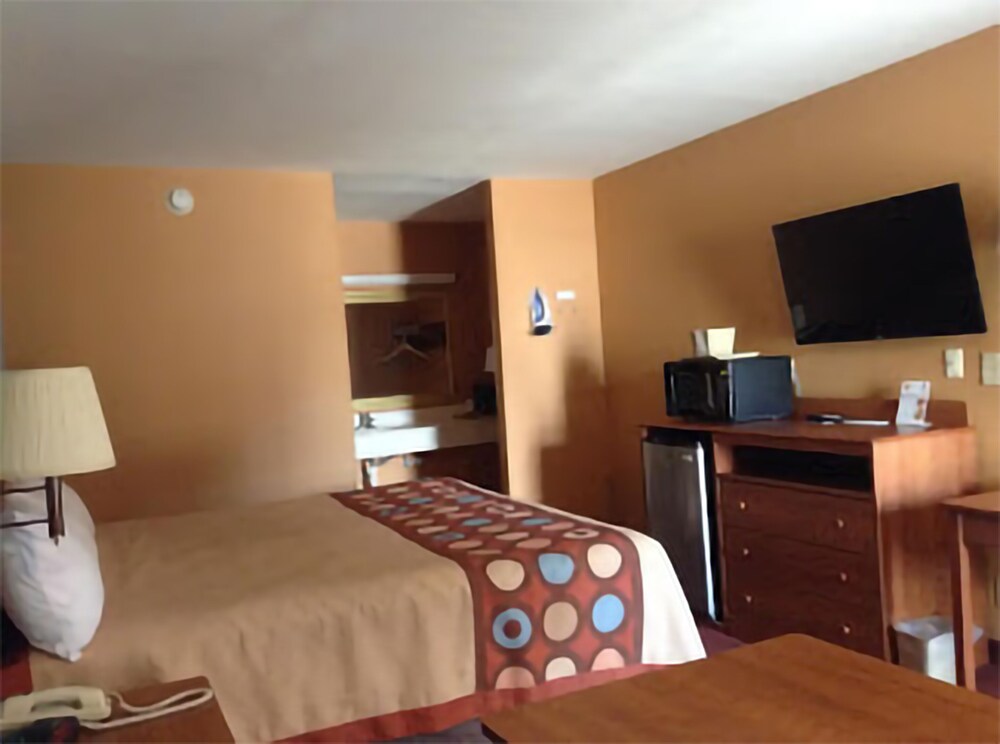 Sky Palace Inn & Suites Laredo - Comfort 1 Queen Bed Accessible Non-Smoking