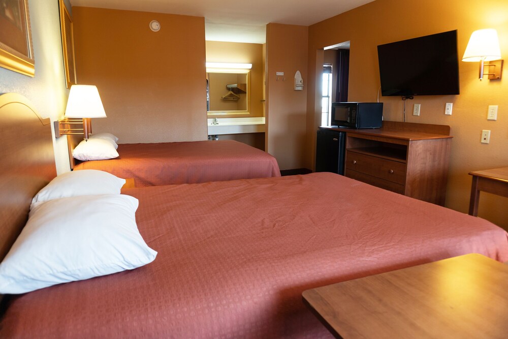 Sky Palace Inn & Suites Laredo - Superior 2 Queen Bed Non-Smoking