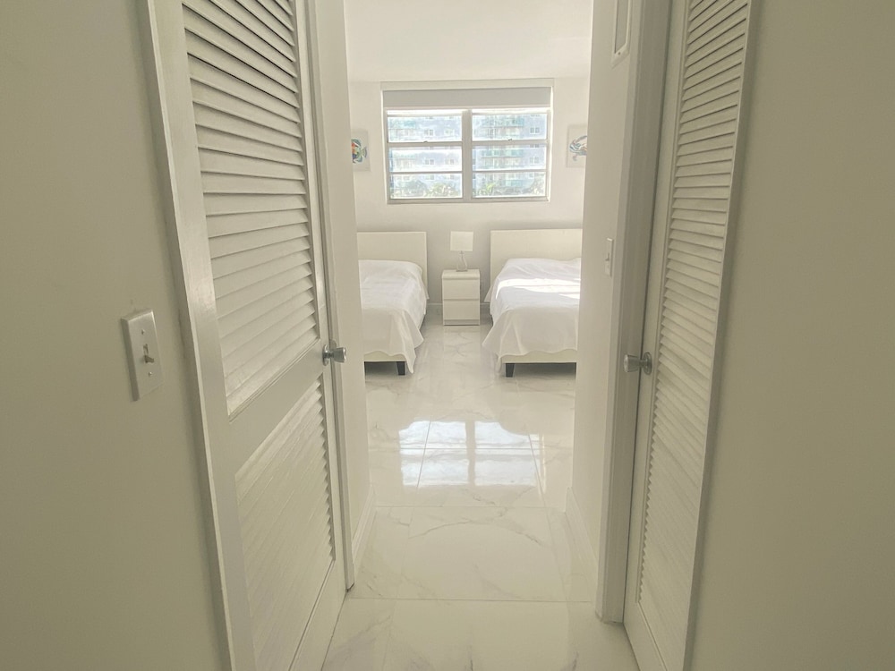 Luxury Condo in Sunny Isles Beach, just renovated!Resort Style facilities