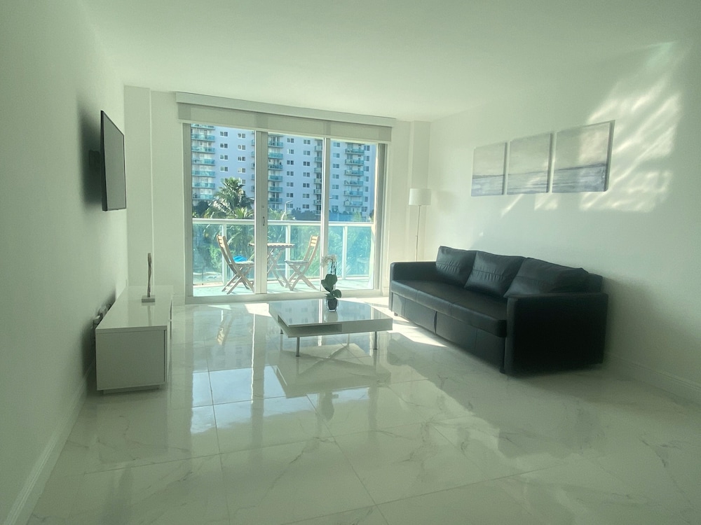 Luxury Condo in Sunny Isles Beach, just renovated!Resort Style facilities