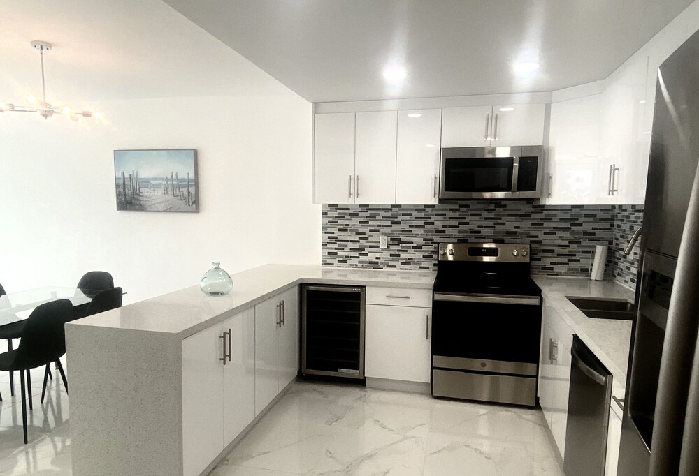 Luxury Condo in Sunny Isles Beach, just renovated!Resort Style facilities