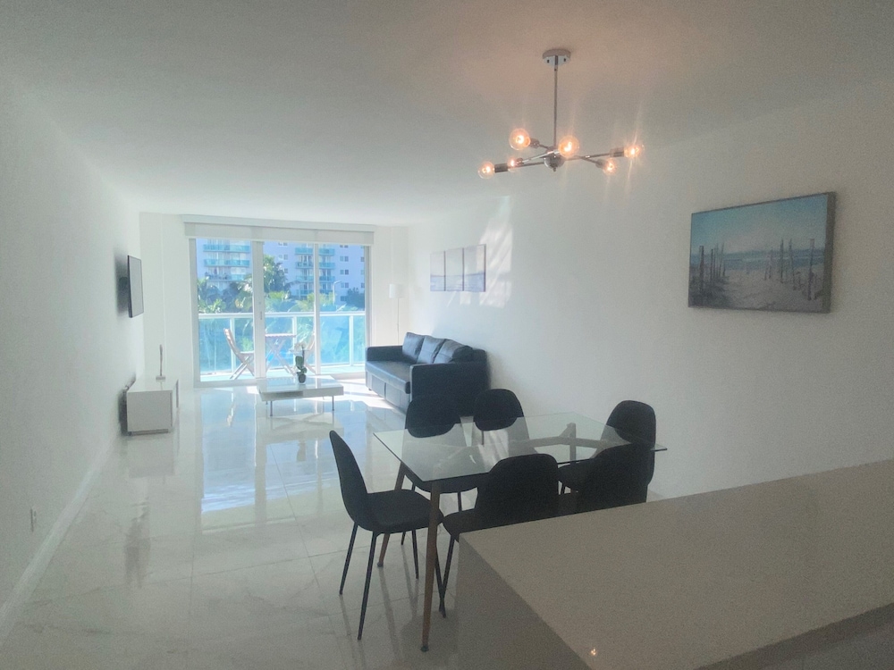 Luxury Condo in Sunny Isles Beach, just renovated!Resort Style facilities