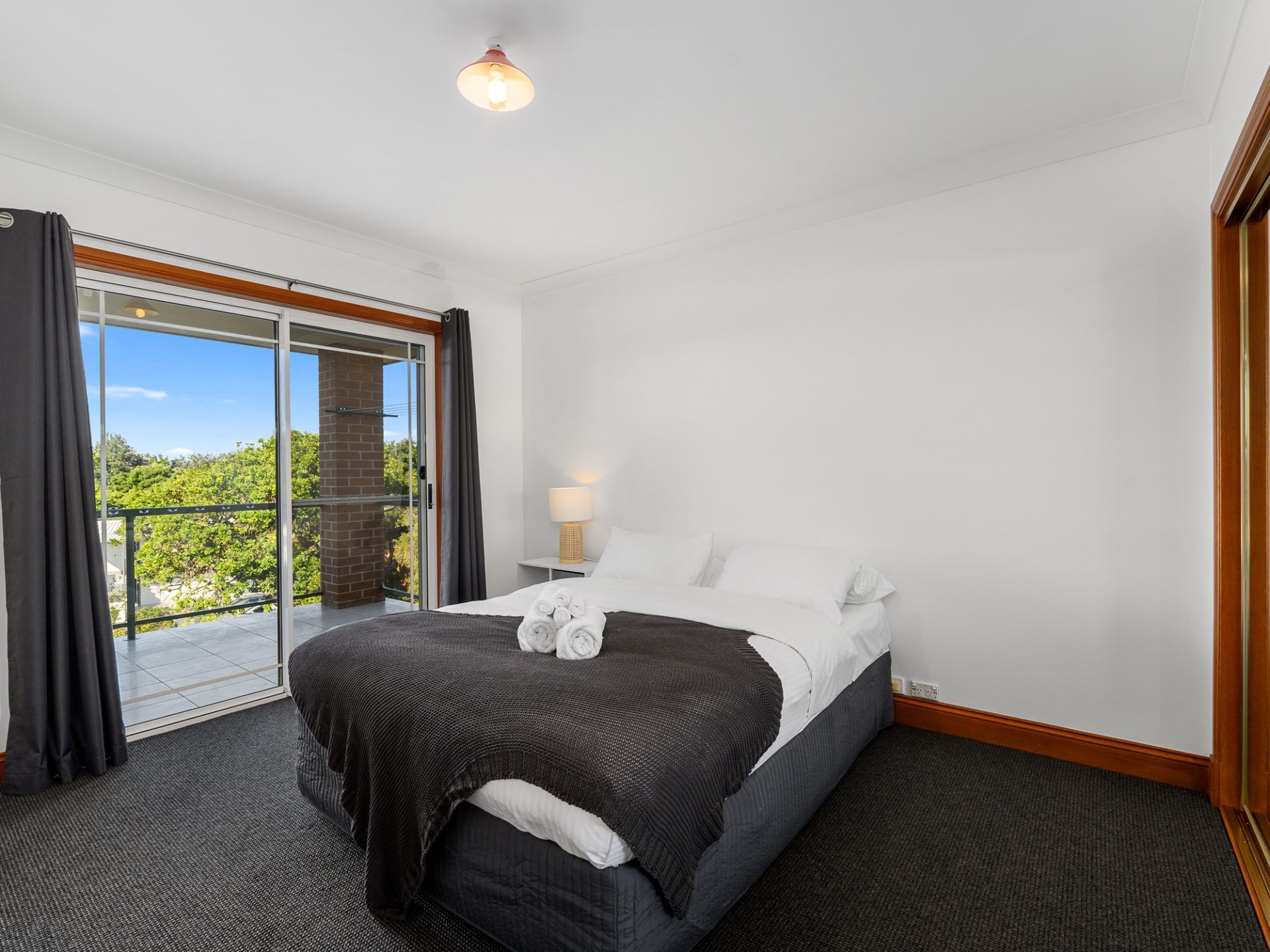 Spacious Three Bedroom Apartment Located Beachside