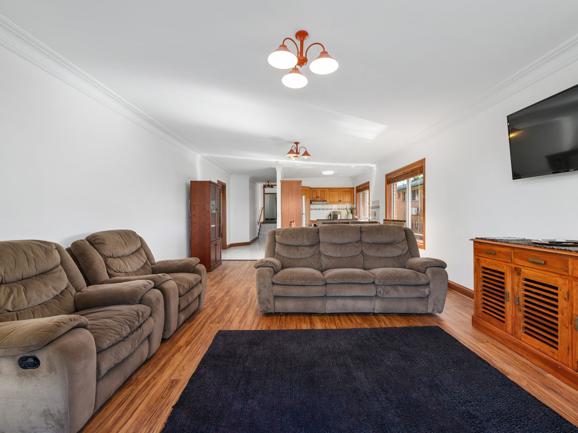 Spacious Three Bedroom Apartment Located Beachside