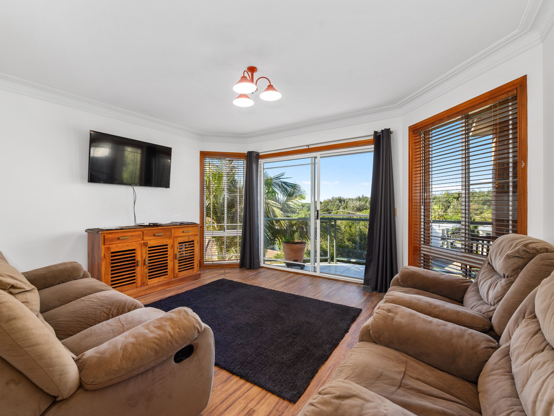 Spacious Three Bedroom Apartment Located Beachside