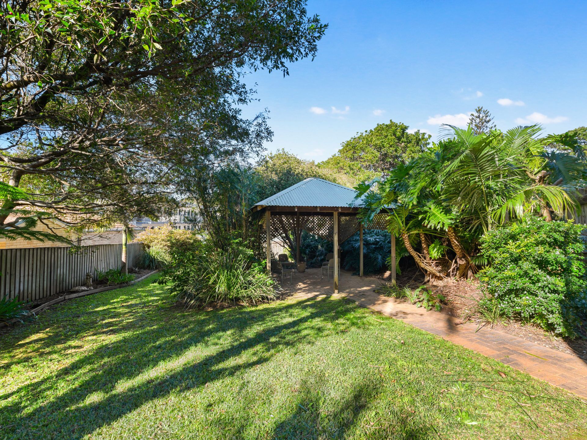 Spacious Three Bedroom Apartment Located Beachside