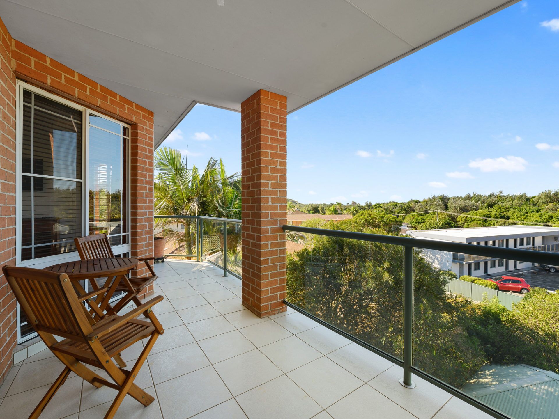 Spacious Three Bedroom Apartment Located Beachside