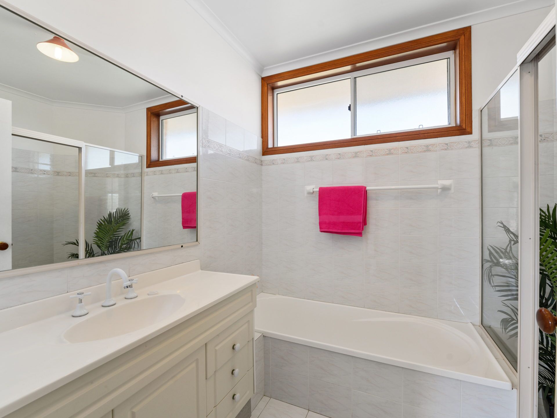 Spacious Three Bedroom Apartment Located Beachside