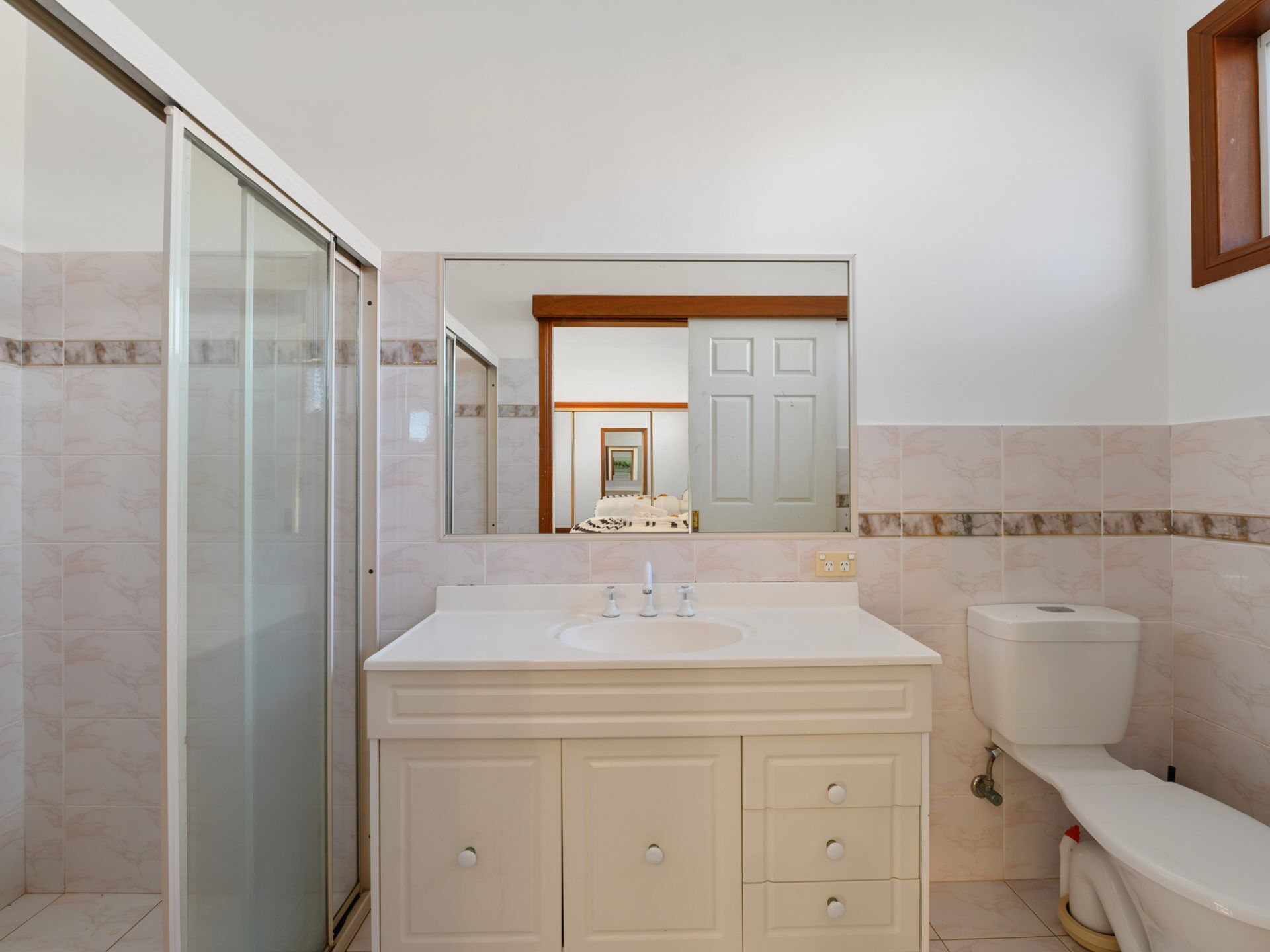 Spacious Three Bedroom Apartment Located Beachside