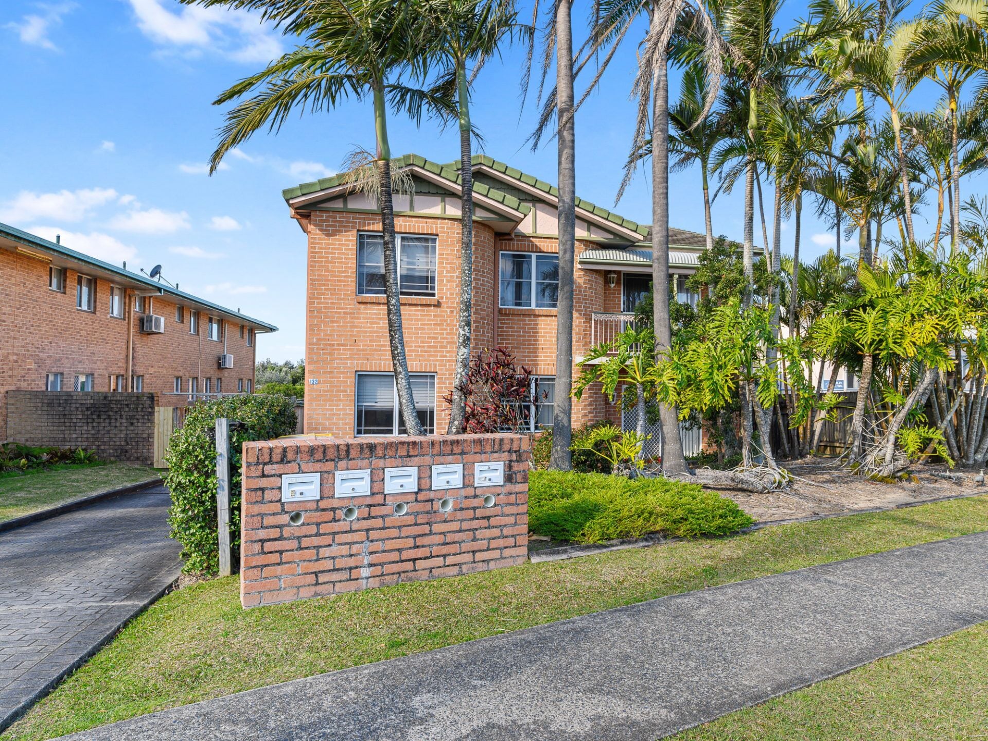 Spacious Three Bedroom Apartment Located Beachside