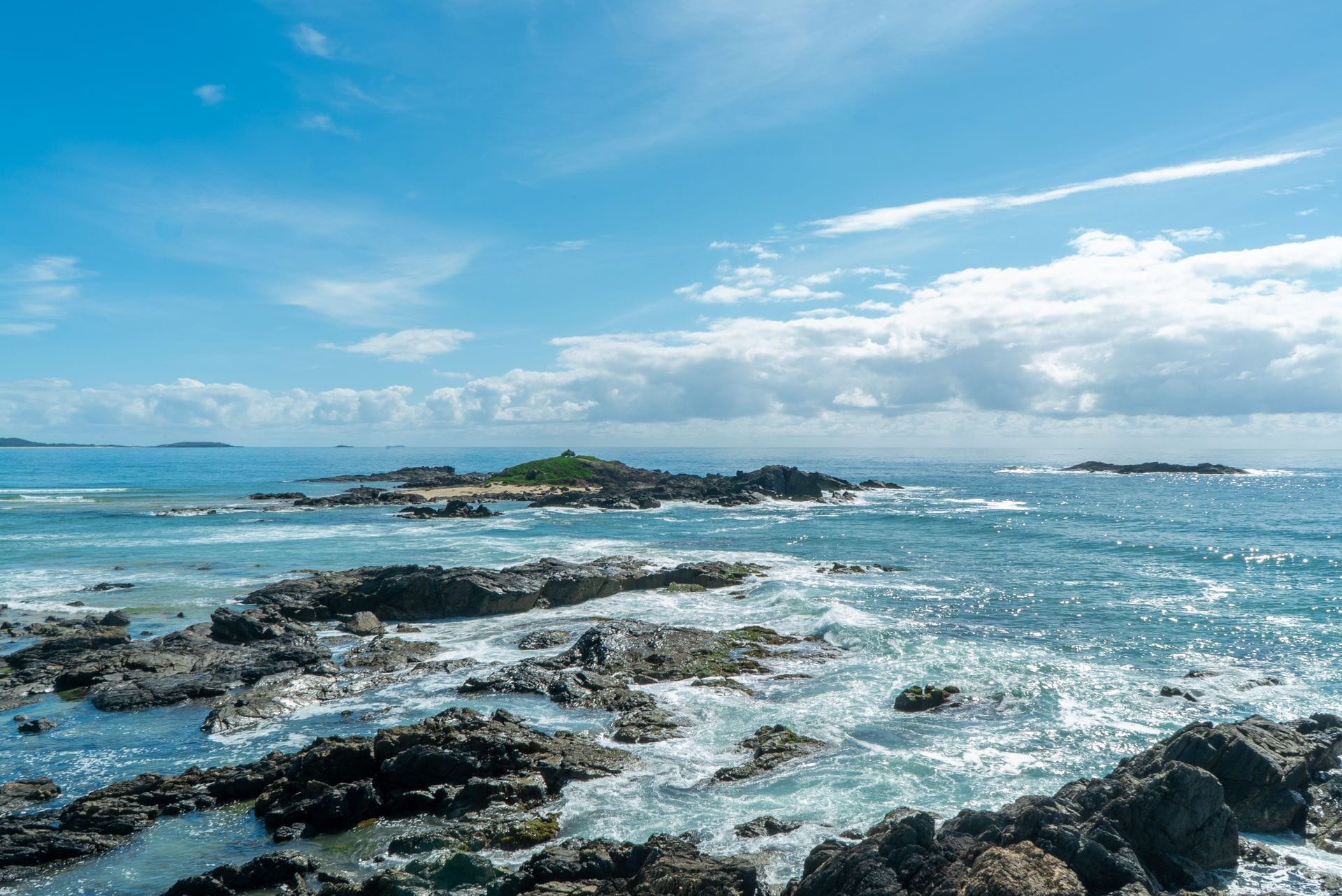 A 2 Minute Walk to the Main Street of Sawtell! Linen Included