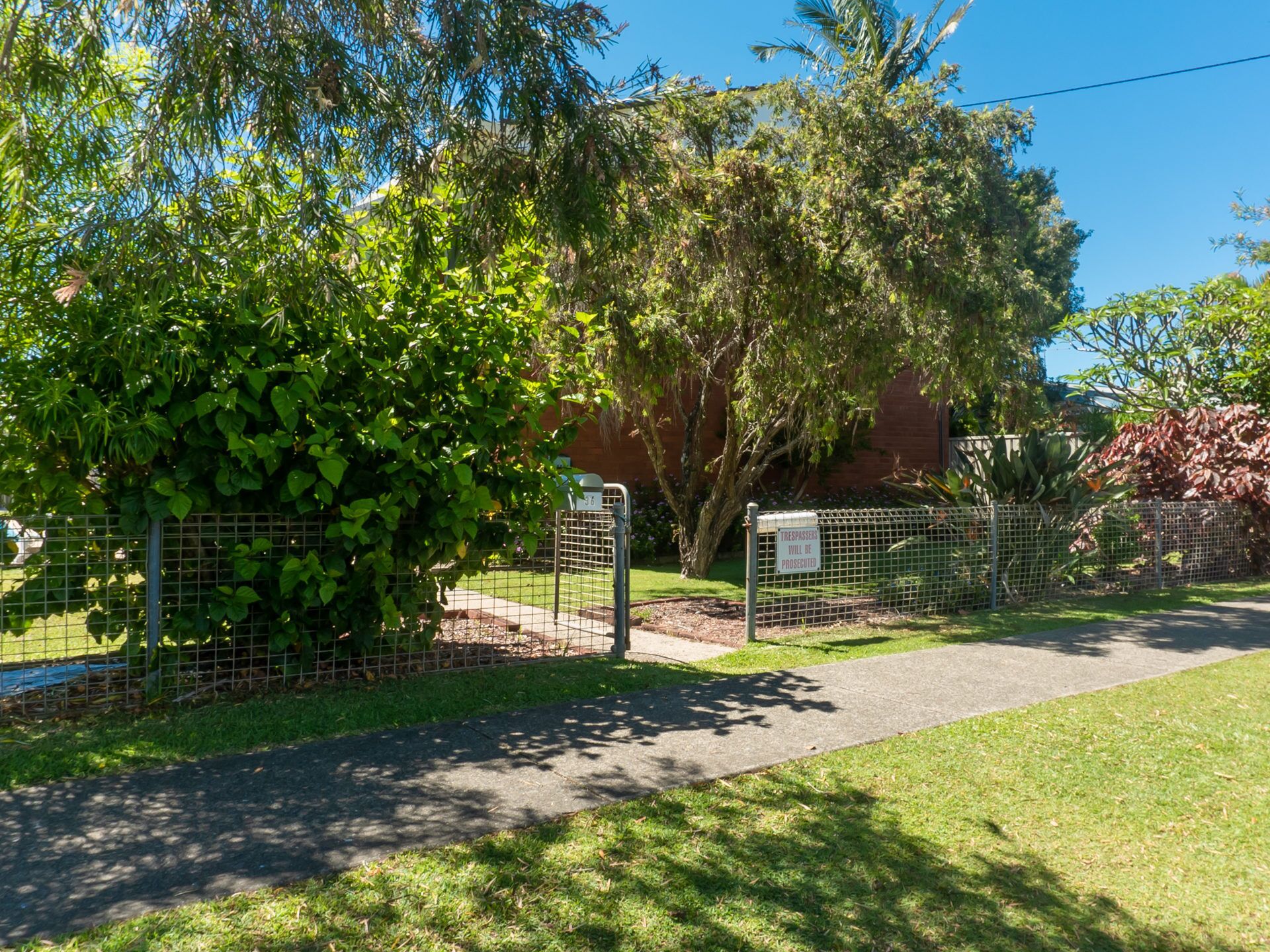 A 2 Minute Walk to the Main Street of Sawtell! Linen Included